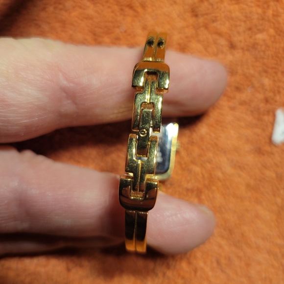 QLadies Elgin Gold Tone Rhinestone Bangle Watch new battery. - Picture 8 of 10